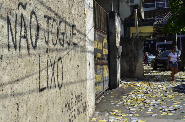 Santinhos das eleições 2014 sujam as ruas de Duque de Caxias (RJ)