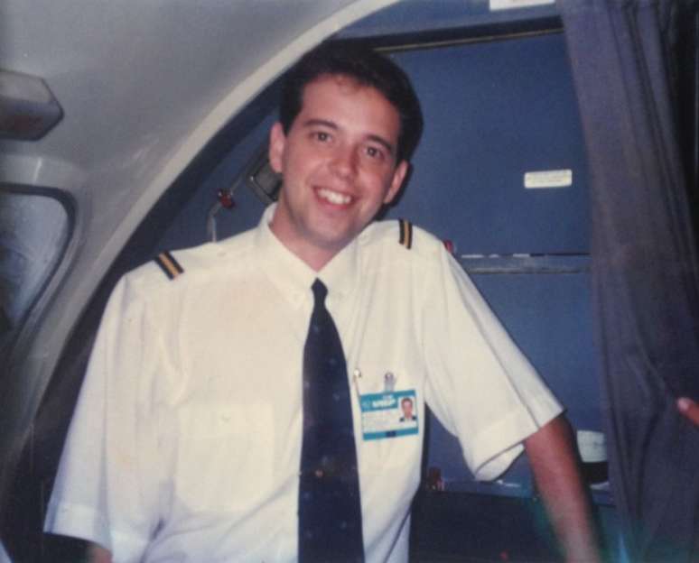 Alex Escobar trabalhou como comissário de bordo de 1996 a 2000