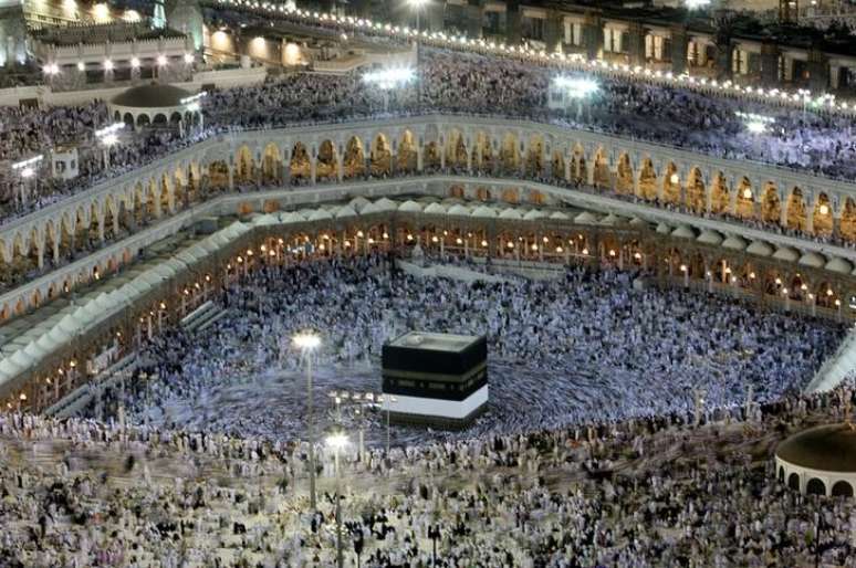 Muçulmanos dentro da Grande Mesquita em Meca, Arábia Saudita  13/12/2007 REUTERS/Ali Jarekji
