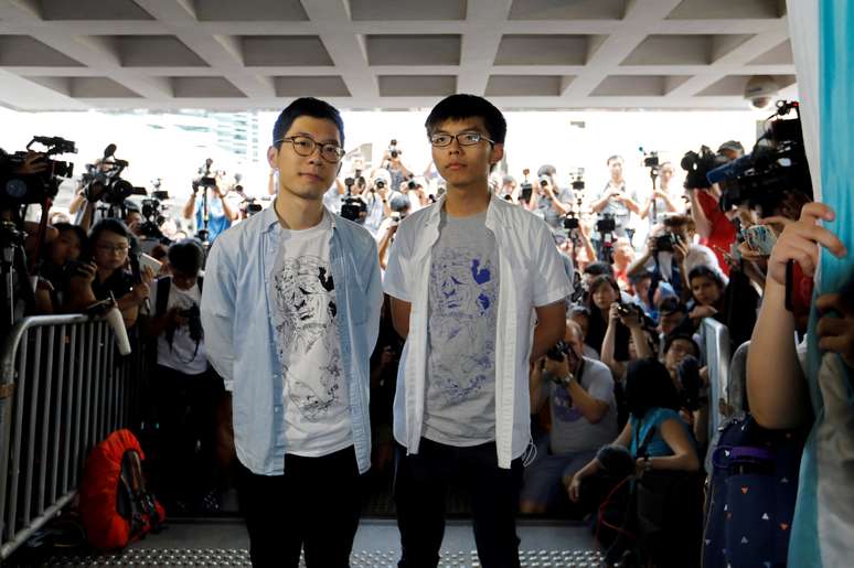 Líderes do movimento pró-democracia de Hong Kong, Nathan Law e Joshua Wong, chegam a Suprema Corte  17/08/2017 REUTERS/Tyrone Siu