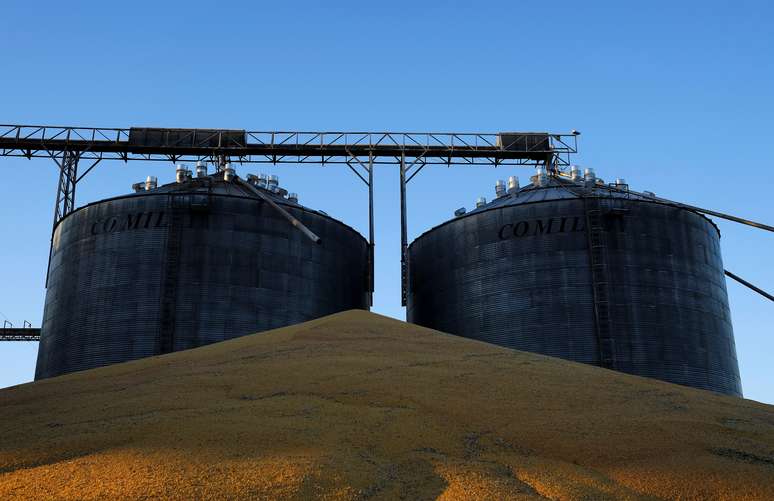 Visão da segunda safra do milho armazenada fora dos silos que estão cheios perto de Sorriso, Mato Grosso, Brasil

26/07/2017      REUTERS/Nacho Doce