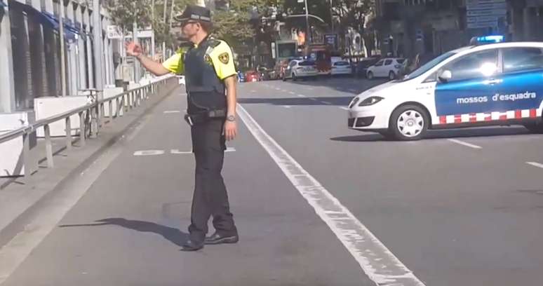 Policial em avenida de Barcelona, na Espanha