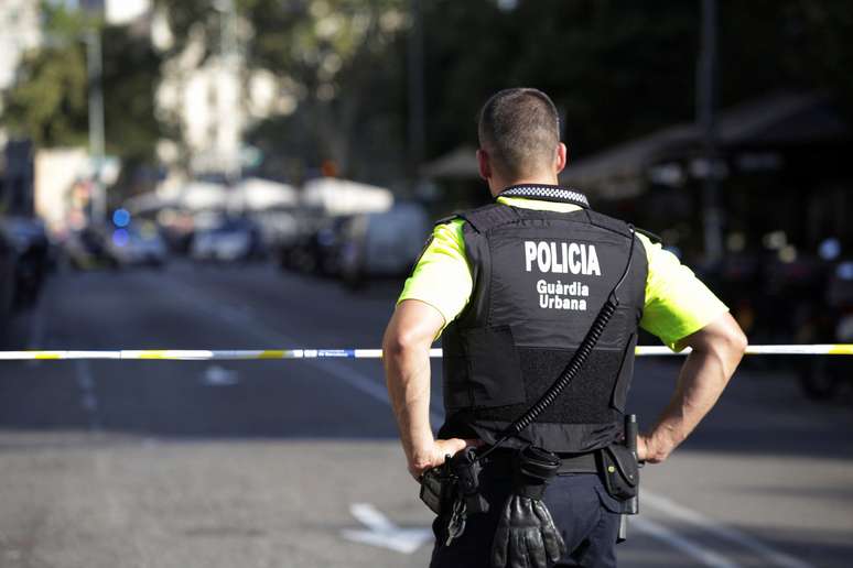 Policial em rua isolada de Barcelona após atropelamento de pedestres 17/08/2017 REUTERS/Stringer