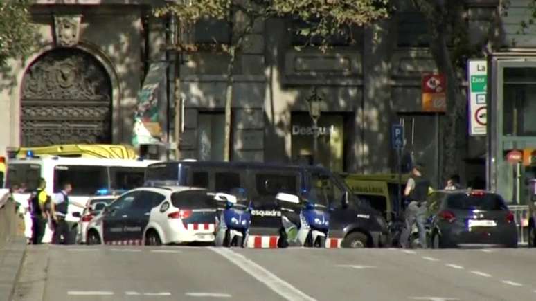Imagem de vídeo mostra cordão policial em rua de Barcelona após ataque com van
 17/8/2017    REUTERS TV via REUTERS