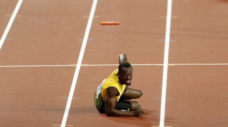 Bolt cai na pista após sentir lesão no Mundial de Londres 
 12/8/2017   REUTERS/John Sibley