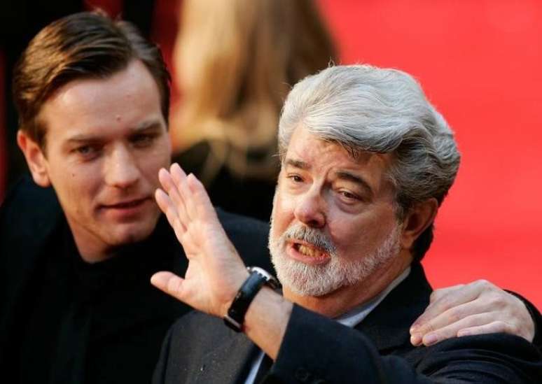 Ewan McGregor, que interpretou Obi-Wan Kenobi na segunda trilogia, ao lado do cineasta George Lucas
16/05/2005
 REUTERS/Dylan Martinez