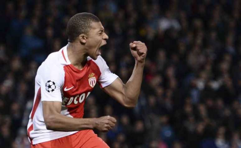 Mbappé tem vínculo com o Monaco até junho de 2019 (Foto: Oli Scarff / AFP)