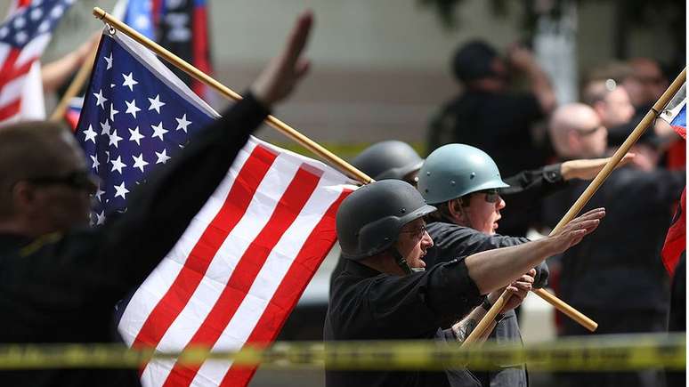 Organizações de direitos civis nos EUA consideram legítimo o direito de grupos neonazistas de se manifestar 