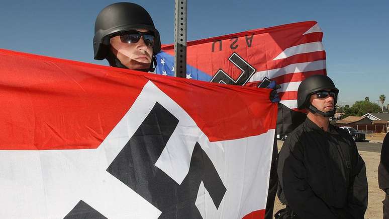 Membros do Movimento Nacional Socialista, um dos maiores grupos neonazistas dos Estados Unidos 