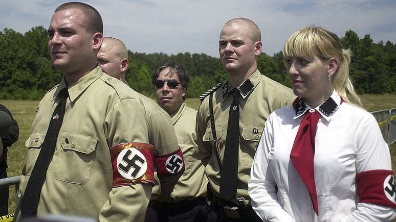 Estes americanos poderiam ser condenados a até três anos de prisão na Alemanha por portarem trajes típicos nazistas 