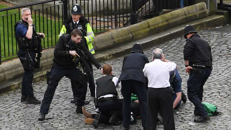 Khalid Masood sendo detido pela polícia após ataque em Westminster