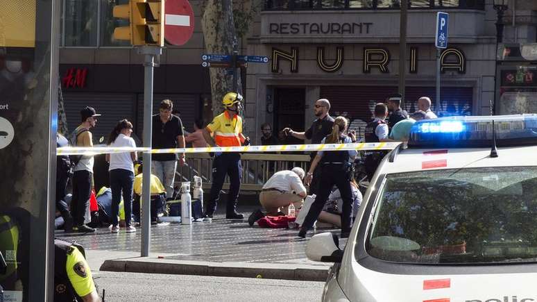 Policiais e equipes de resgate