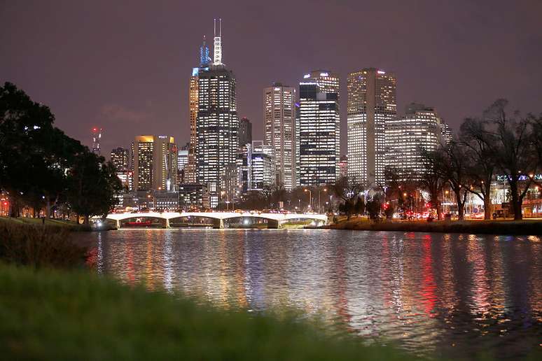 Vista noturna da cidade de Melbourne, na Austrália