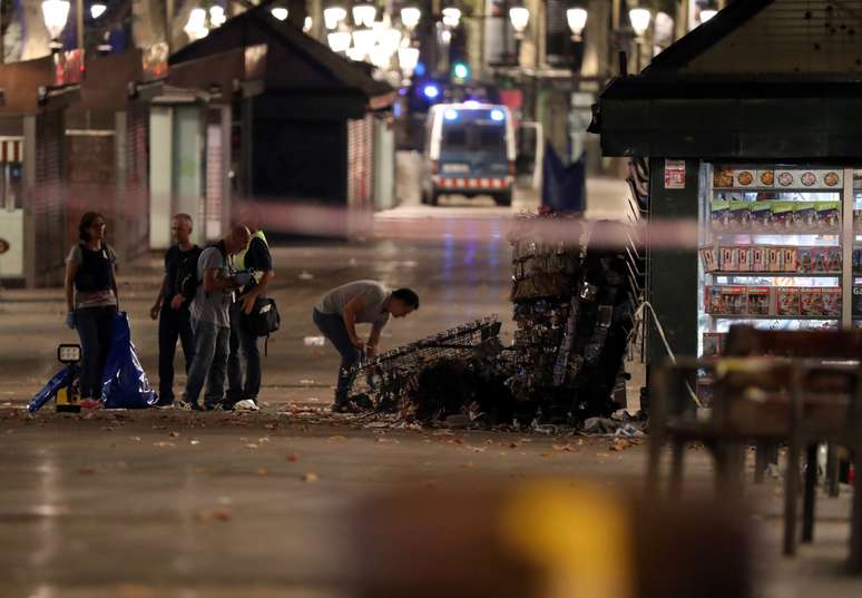 Policiais forenses procuram por provas perto da área onde uma van atropelou pedestres em Las Ramblas, em Barcelona 18/08/2017 REUTERS/Sergio Perez