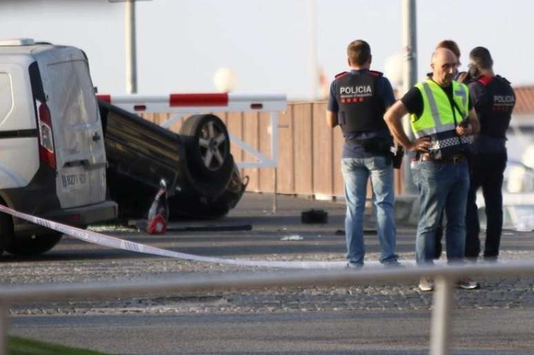 Polícia investiga cena de ataque em Cambrils, ao sul de Barcelona, na Espanha 18/08/2017 REUTERS/Stinger