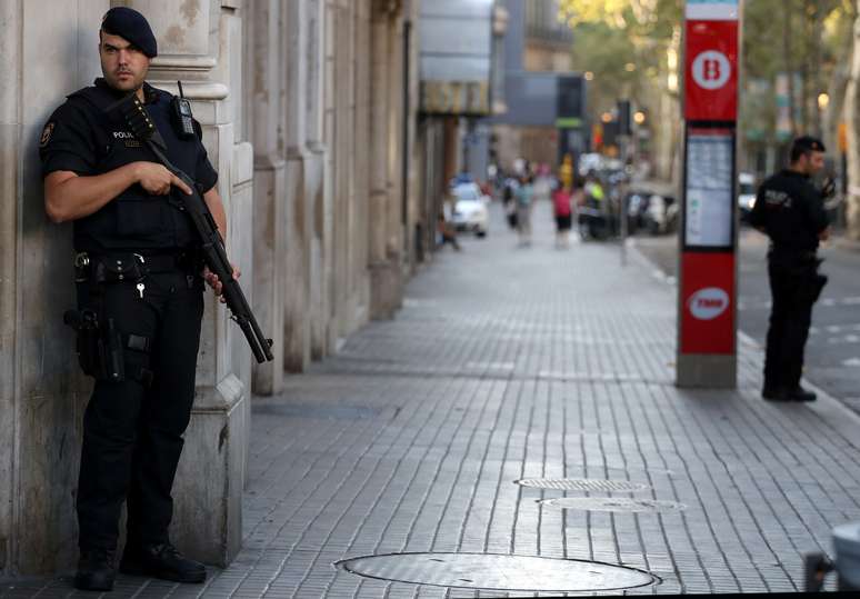 Agente de segurança da Catalunha perto da avenida Las Ramblas, onde uma van atropelou pedestres, em Barcelona 18/08/2017 REUTERS/Sergio Perez