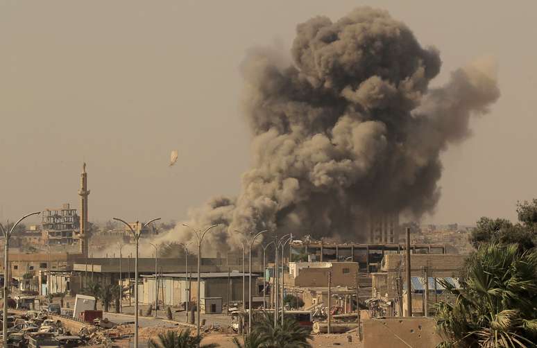 Confronto entre Forças Democráticas da Síria e militantes do Estado Islâmico, em Raqqa 15/08/2017 REUTERS/Zohra Bensemra