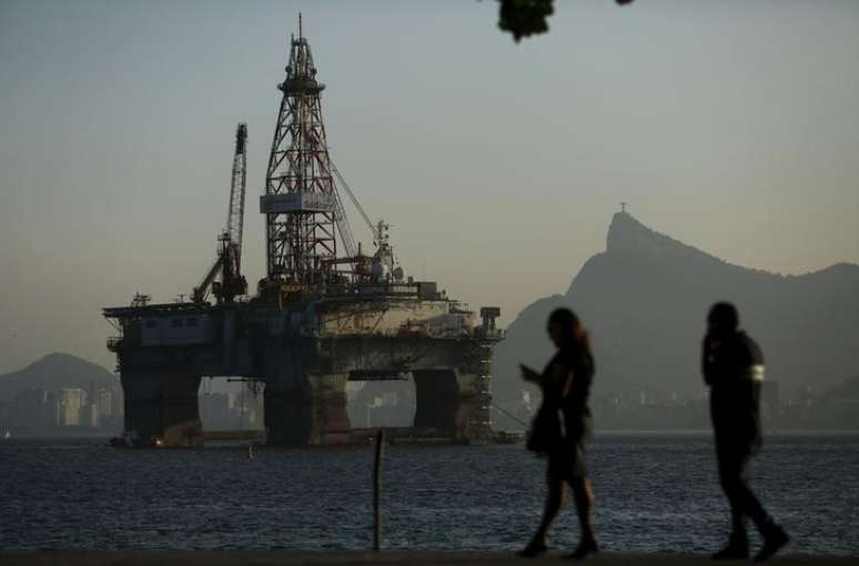 Uma plataforma de petróleo na Baía de Guanabara, em Niterói  20/04/2015 REUTERS/Pilar Olivares