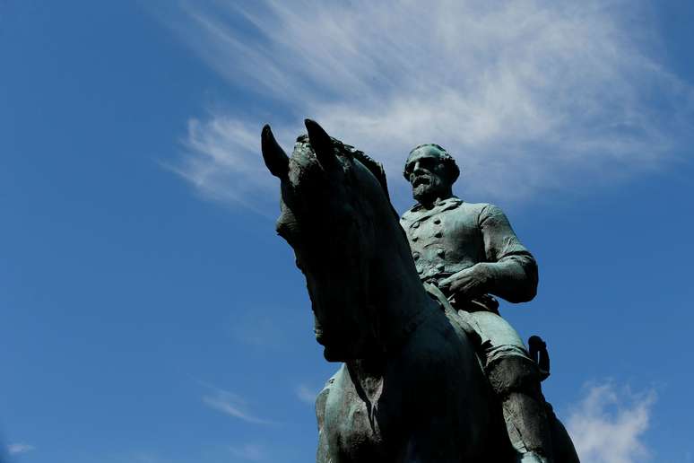 Estátua do general  Robert E. Lee no centro de polêmica em Charlottesville
 18/8/2017     REUTERS/Jonathan Ernst