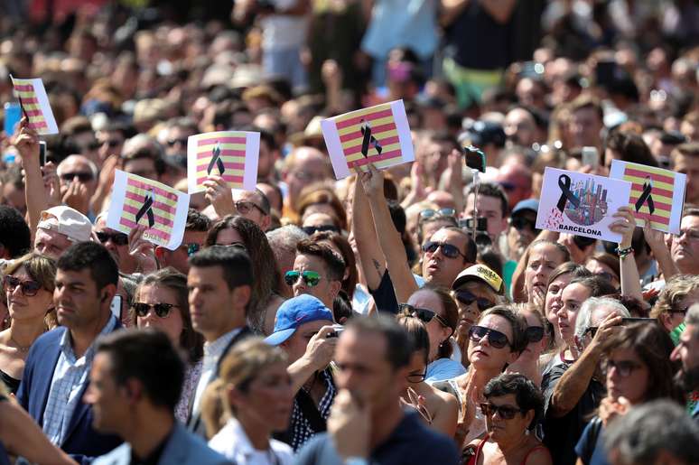 Minuto de silêncio na Praça Catalunya, um dia depois do ataque em Barcelona 