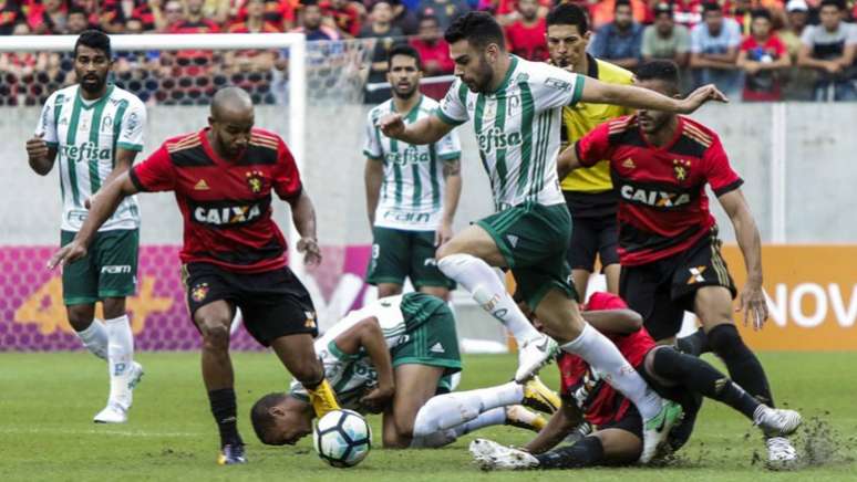 Jogo no dia 23 de julho terminou com um confronto entre torcedores fora do estádio (Foto: Clélio Tomaz/AGIF)