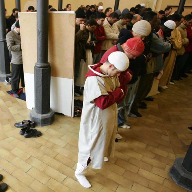 Muçulmanos rezam em mesquisa próxima de Barcelona