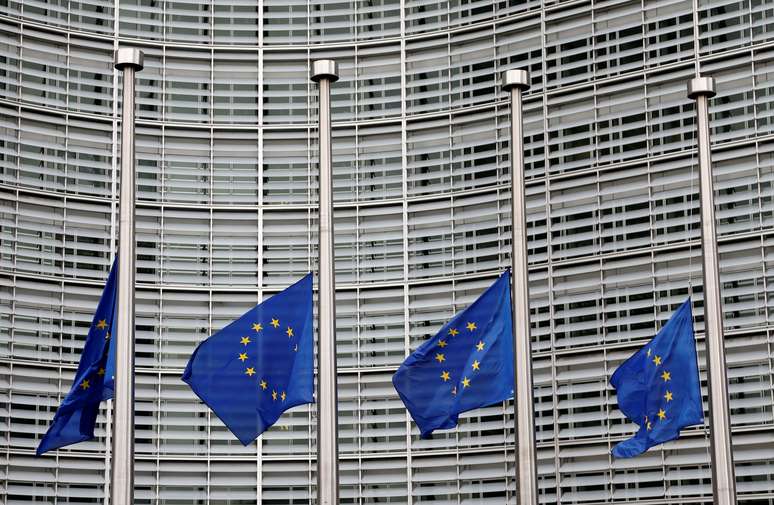 Bandeiras são colocadas a meio mastro na sede da Comissão da União Europeia em Bruxelas