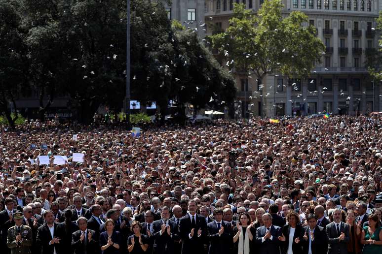Multidão se reuniu para homenagear as vítimas do atentado em Barcelona