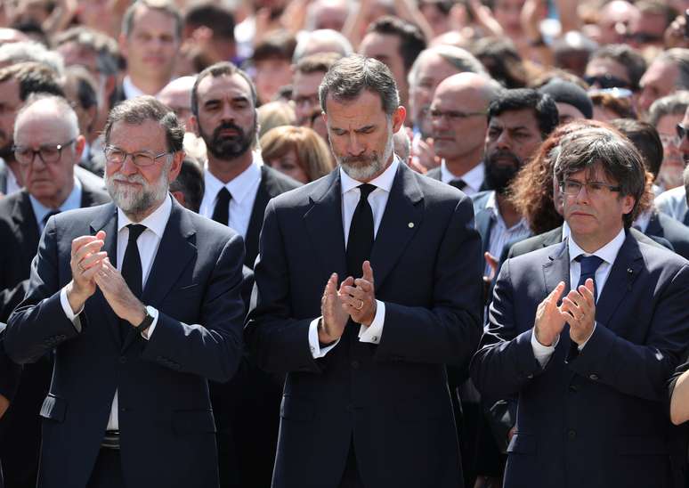 Rei Felipe 6º (centro) junto ao chefe de governo Mariano Rajoy e o presidente catalão Carles Puigdemont.
