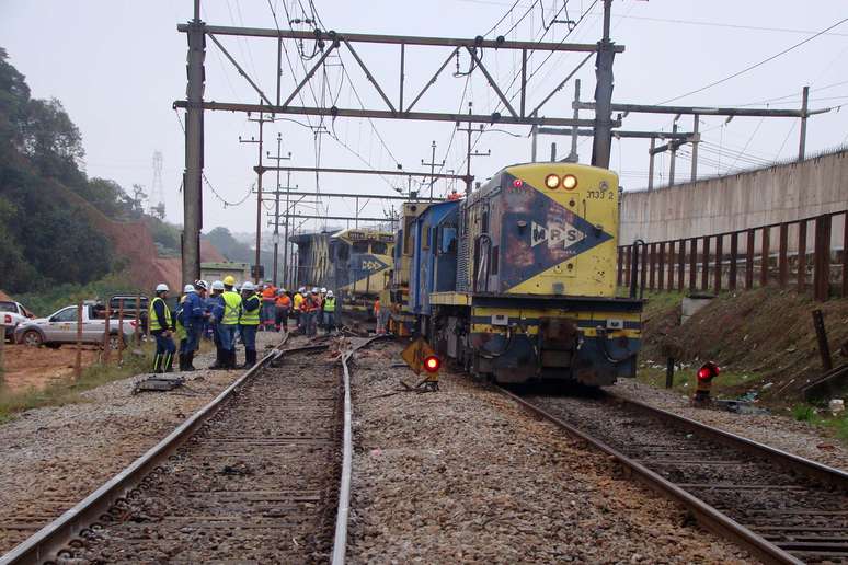 Equipes de manutenção trabalham em locomotiva que descarrilou na Linha 7-Rubi da CPTM, entre as estações Baltazar Fidelis e Francisco Morato, na Grande São Paulo.