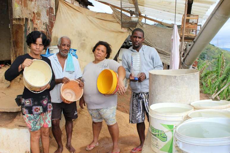 Moradores reclamam da falta de água no bairro do Engenho de Dentro.