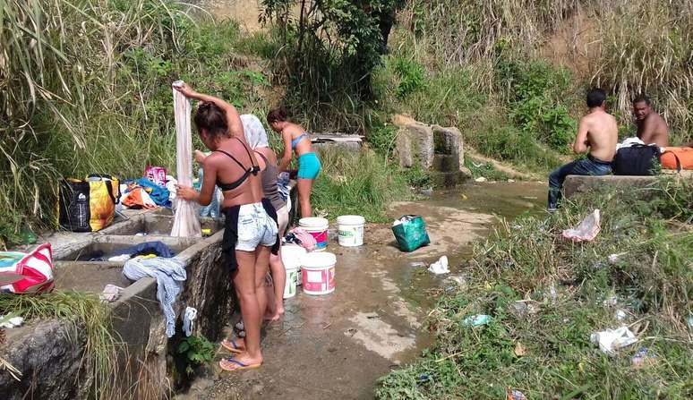 Moradores dependem de um tanque coletivo, que nem sempre tem água, para lavar roupa. 