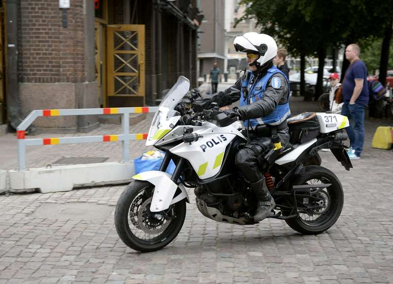 Policial patrulha rua de Turku, na Finlândia, após homem armado com faca atacar pessoas