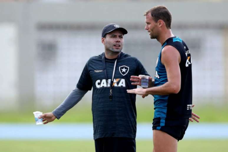 Carli está suspenso para a partida contra o Flamengo, nesta quarta-feira (Foto: Satiro Sodré/SSPress/Botafogo)