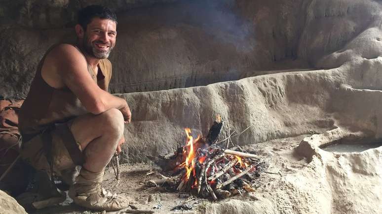 O professor de arqueologia ensina em suas aulas como fazer fogo com gravetos 