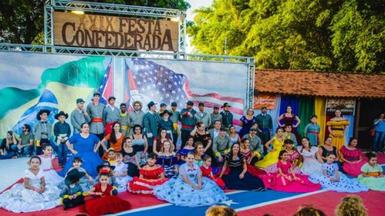 Todos os anos, milhares de pessoas se reúnem em festa que celebra cultura confederada no Brasil 