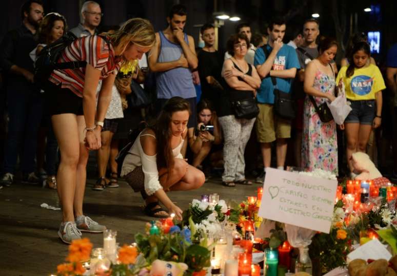 Pessoas prestam homenagens com flores a vítimas de atentado em Barcelona