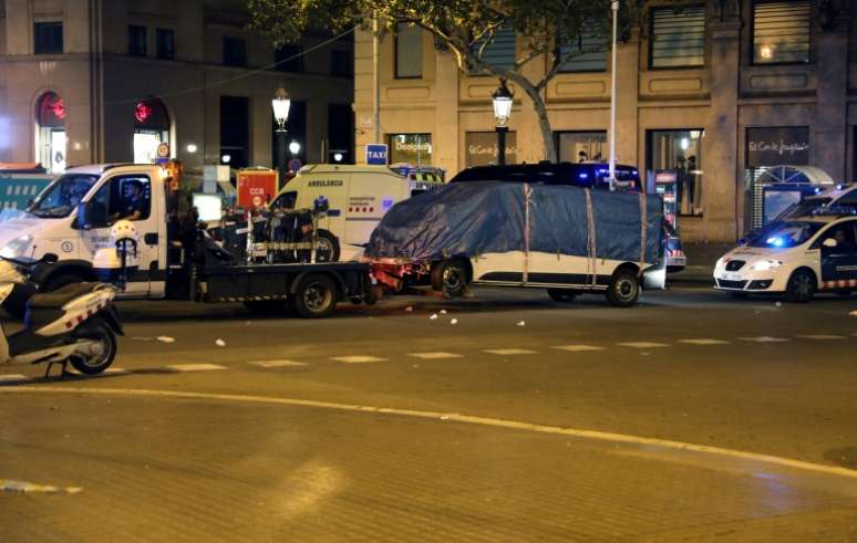 Van que atropelou pedestres em Barcelona é removida por guincho