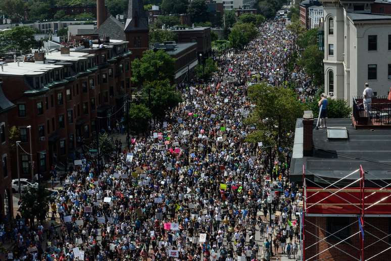 Milhares de pessoas participaram da manifestação em Boston