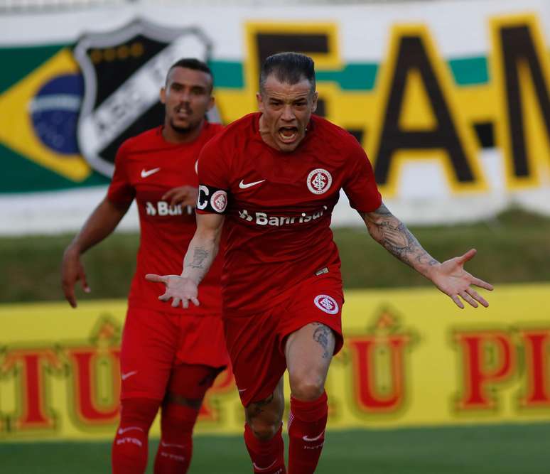 O argentino D&#039;Alessandro (C), jogador do Internacional-RS, comemora seu gol durante partida contra o ABC