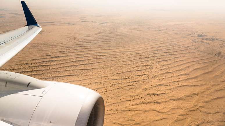 Deserto &aacute;rabe visto do avi&atilde;o