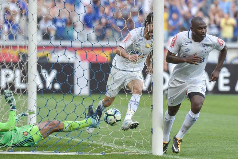 Sassá, do Cruzeiro, comemora o primeiro gol da partida contra o Sport no estádio do Mineirão