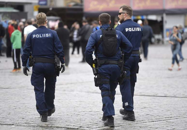 Policiais na praça de Turku, na Finlândia 19/08/2017 Lehtikuva/Vesa Moilanen