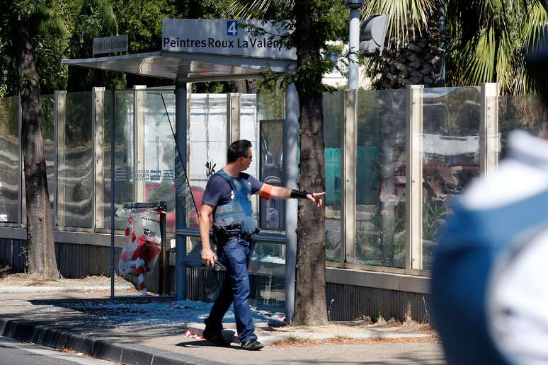 Policial francês perto de ponto de ônibus que foi atingido por veículo em Marselha, na França 21/08/2017 REUTERS/Philippe Laurenson