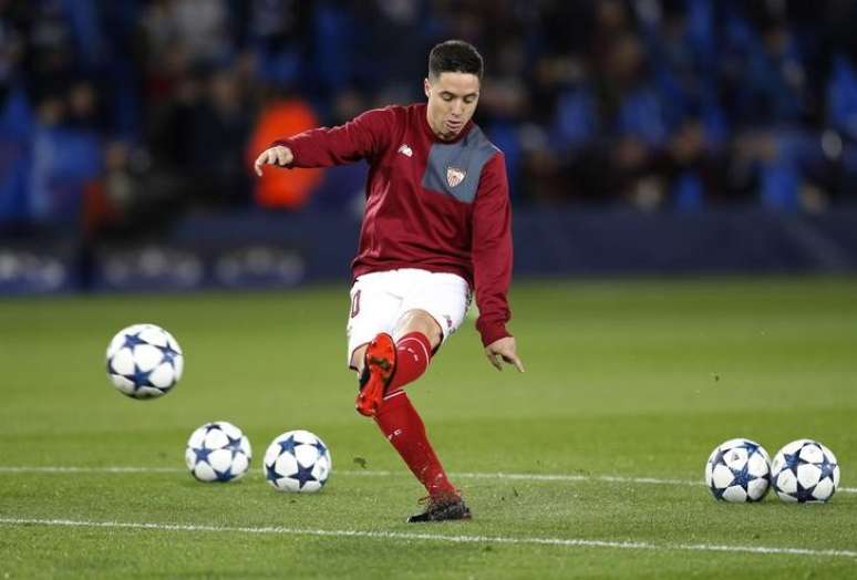 Samir Nasri se aquece antes de partida da Champions League em Leicester, Reino Unidos 
14/3/17 Reuters / Darren Staples Livepic 

