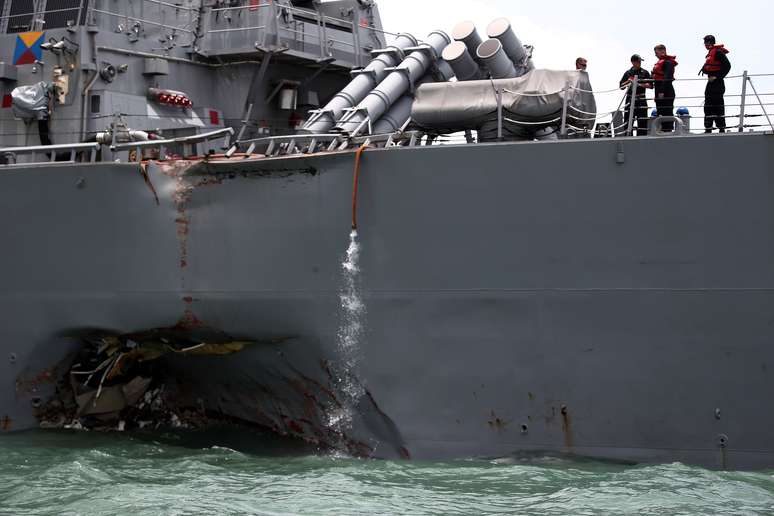 Destroier USS John S. McCain após colisão
 21/8/2017    REUTERS/Ahmad Masood