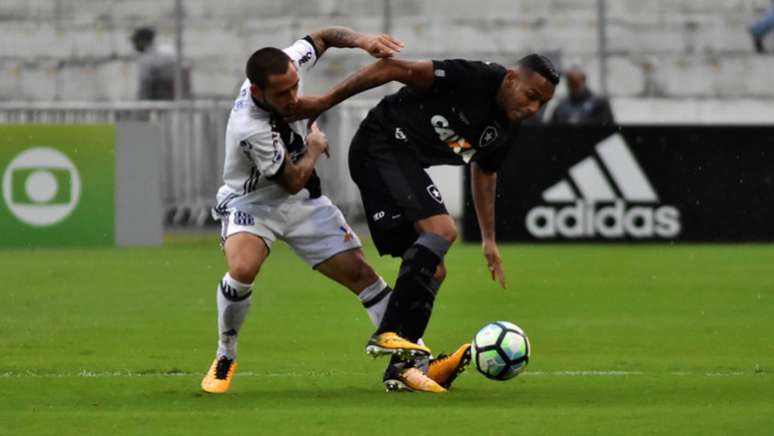 Macaca contou com dois gols de Sheik para bater o Botafogo - #Eduardo Carmim/Photo Premium