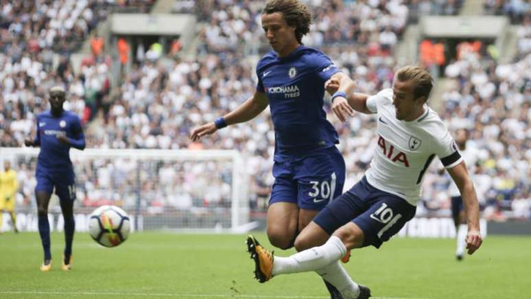 David Luiz em ação no Wembley (Foto: AFP)