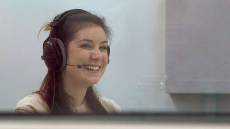 Lucy Lintott gravando vozes para serem armazenadas no banco de vozes da Universidade de Edimburgo