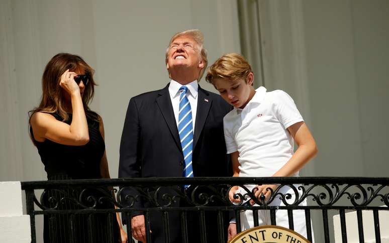 Trump virou o rosto diretamente para o Sol até que alguém gritou &#034;não olhe&#034;